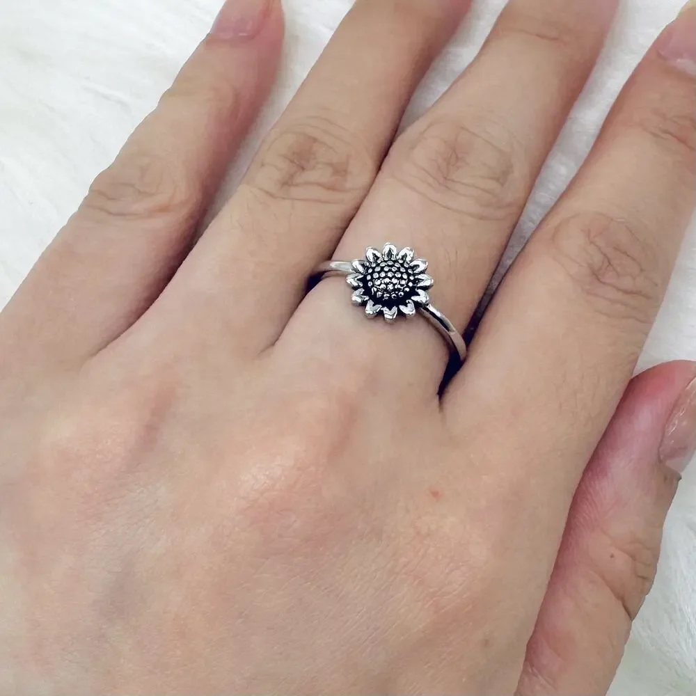 Vintage Sunflower Design Ring Silver Plated size 7